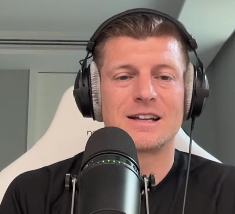 开云体育-克罗斯：施洛特贝克短板在决策；莱默尔是顶级边锋适配的边卫